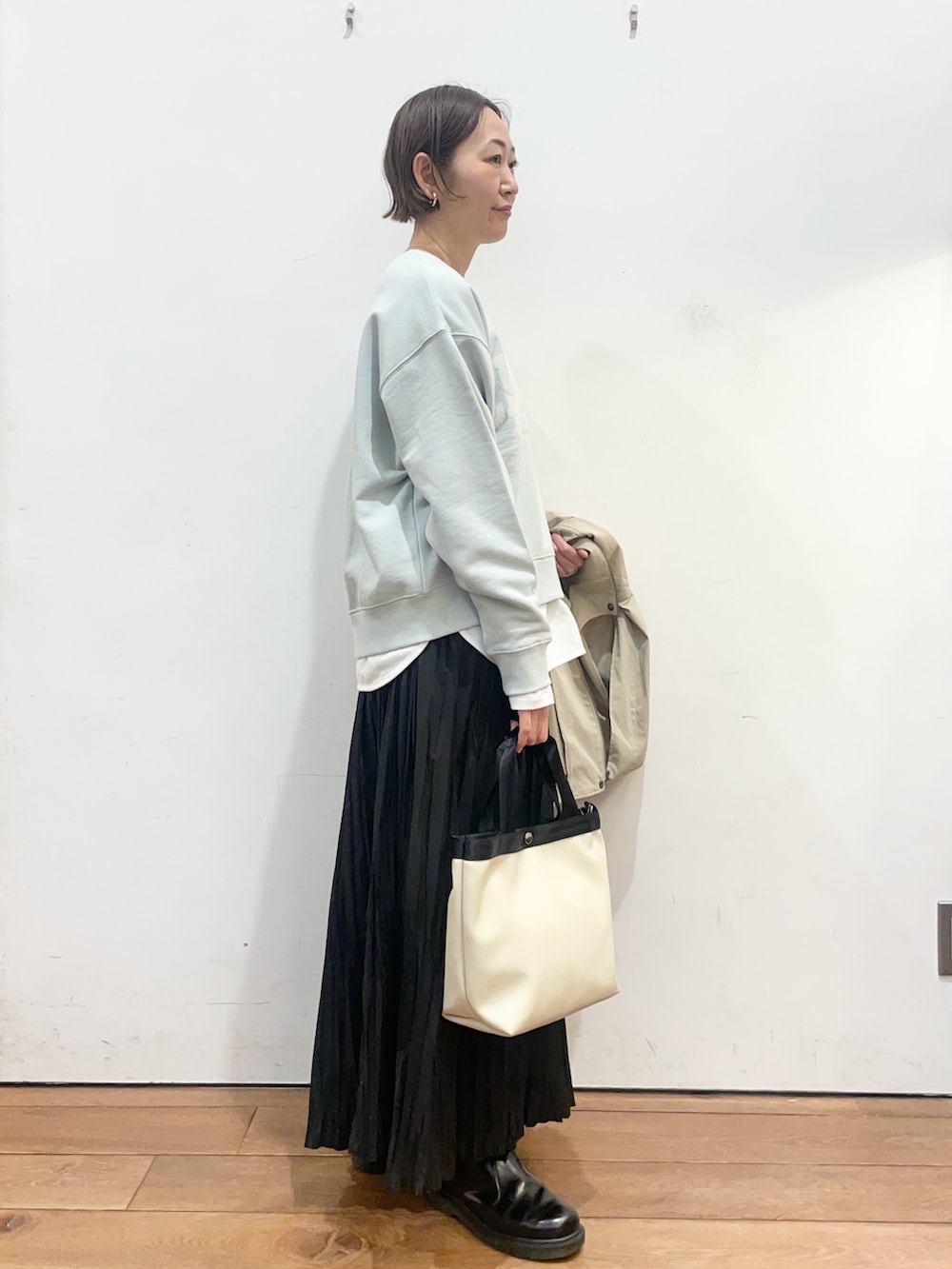 ベージュ系のその他アウター、グリーン系のスウェット、ホワイト系のTシャツ/カットソーを着用したレディースの春コーディネートの7枚目の写真