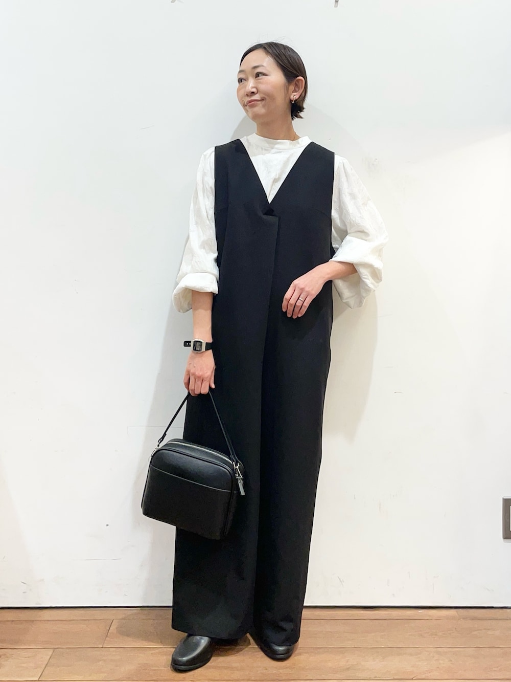 ブラック系のその他パンツ、ブラック系のショルダーバッグ、ブラック系のブーツを着用したレディースの冬コーディネートの2枚目の写真