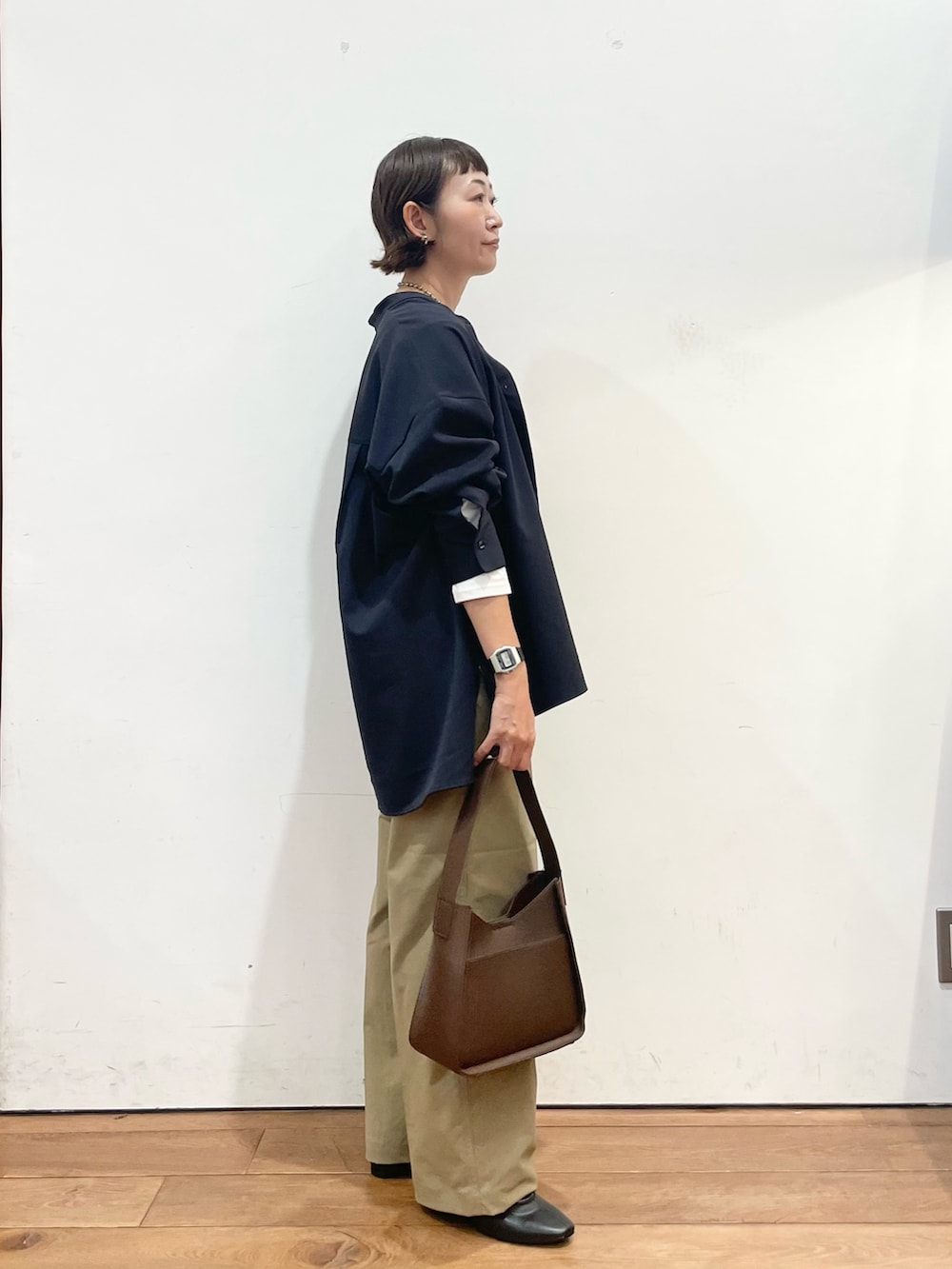 ホワイト系のTシャツ/カットソー、グレー系のシャツ/ブラウス、ベージュ系のその他パンツを着用したレディースの秋コーディネートの5枚目の写真