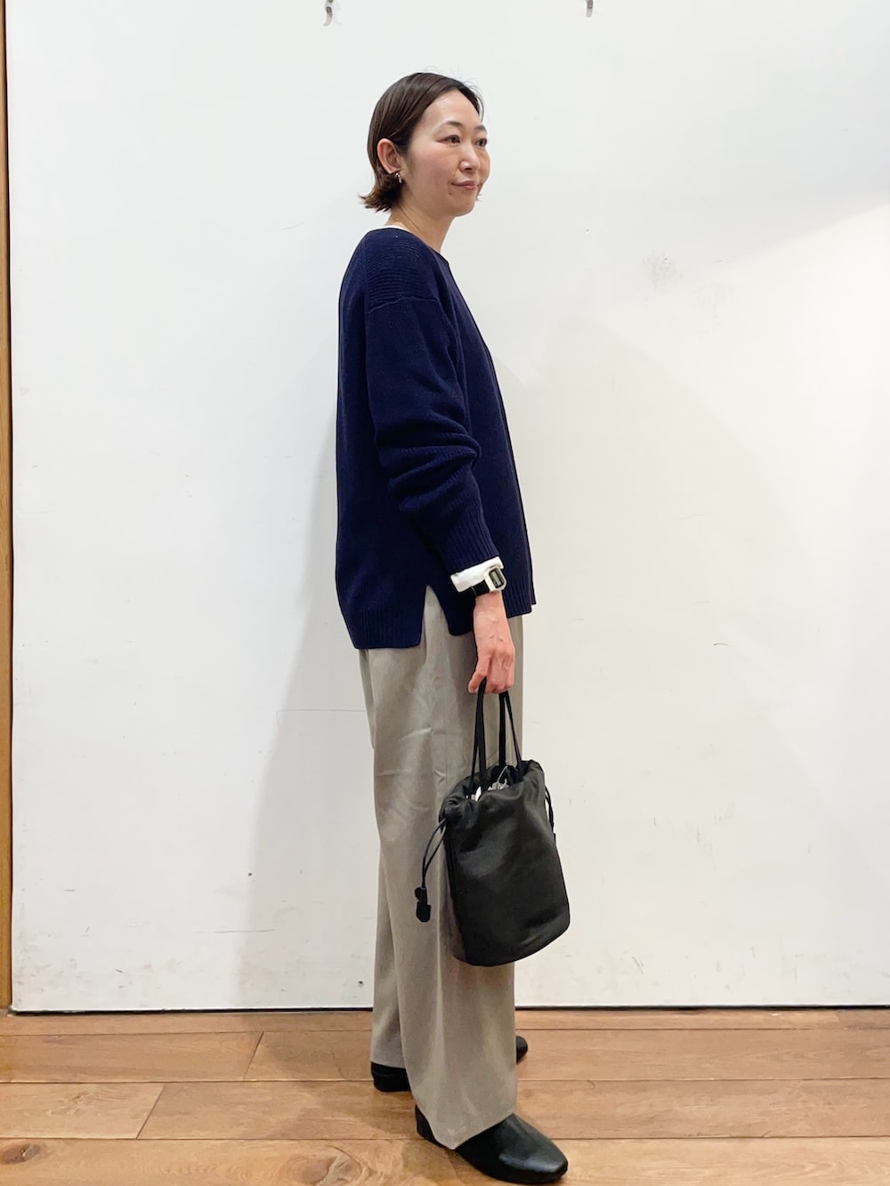 ブルー系のニット/セーター、ホワイト系のTシャツ/カットソー、グレー系のその他パンツを着用したレディースの冬コーディネートの3枚目の写真