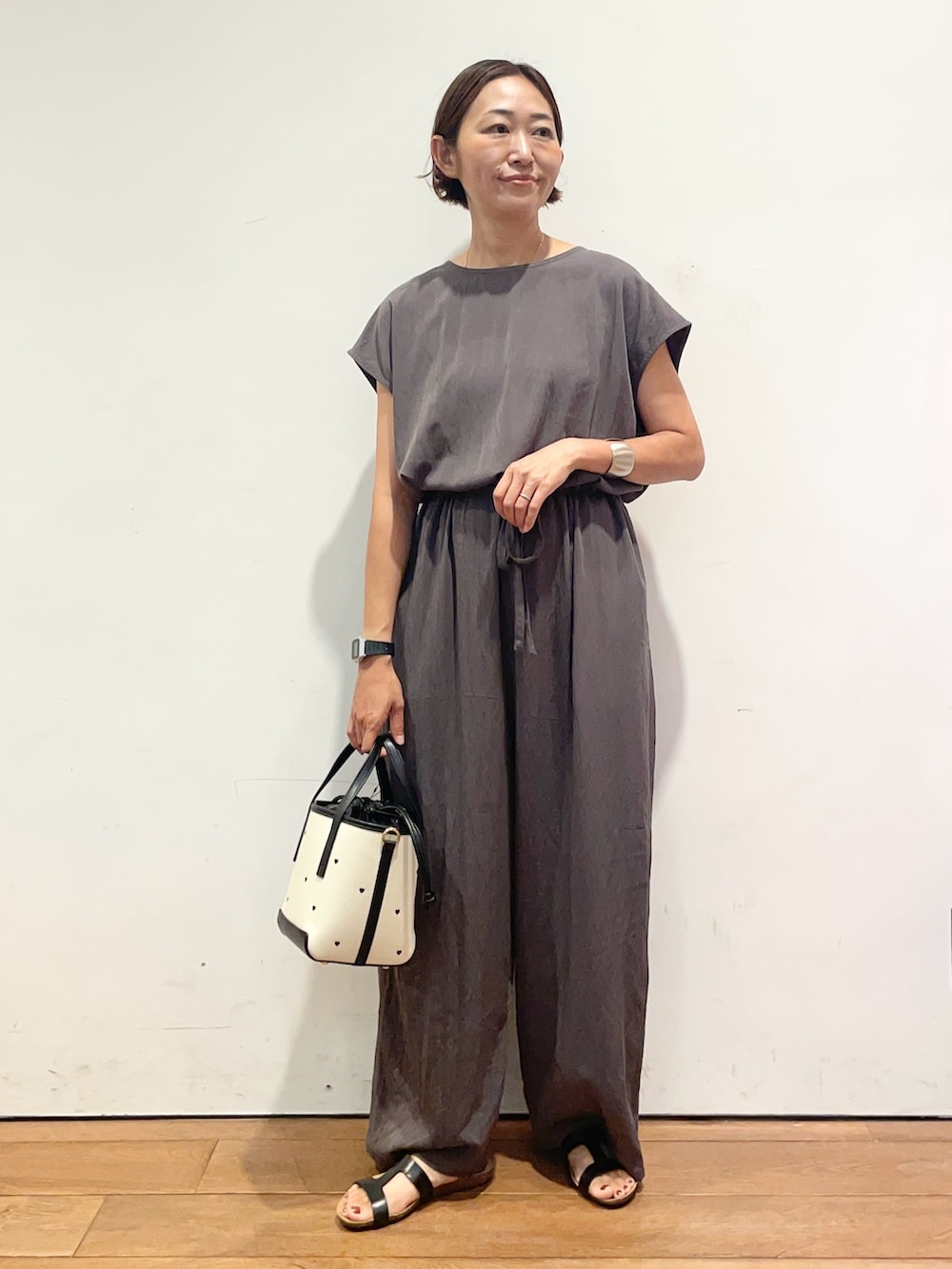 「シンプルスタイル、アーバンリサーチドアーズ、アーバンリサーチドアーズウィメンズ、URBAN RESEARCH DOORS、URBAN RESEARCH DOORS WOMENS、ママコーデ、きれいめカジュアル、オールインワン、秋コーデ、st2508」｜「PLAKTONの『別注』PLAKTON×DOORS　フラットサンダル（サンダル、ブラック系）」を使った、ちばななこさん（レディース・154cm）の夏コーディネートの3枚目の写真