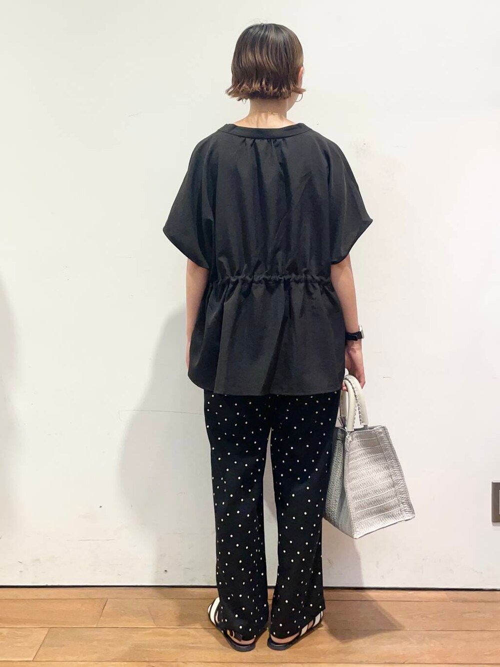 「大人カジュアル、urbanresearchdoors、ママコーデ、アーバンリサーチドアーズ、低身長コーデ、30代、モノトーンコーデ、ママファッション、キレイめカジュアル、万能ブラウスコーデ」|「URBAN RESEARCH DOORSのパイピングサンダル(サンダル、ホワイト系)」を使った、urd_nanakoさん(レディース・154cm)の夏コーディネートの5枚目の写真