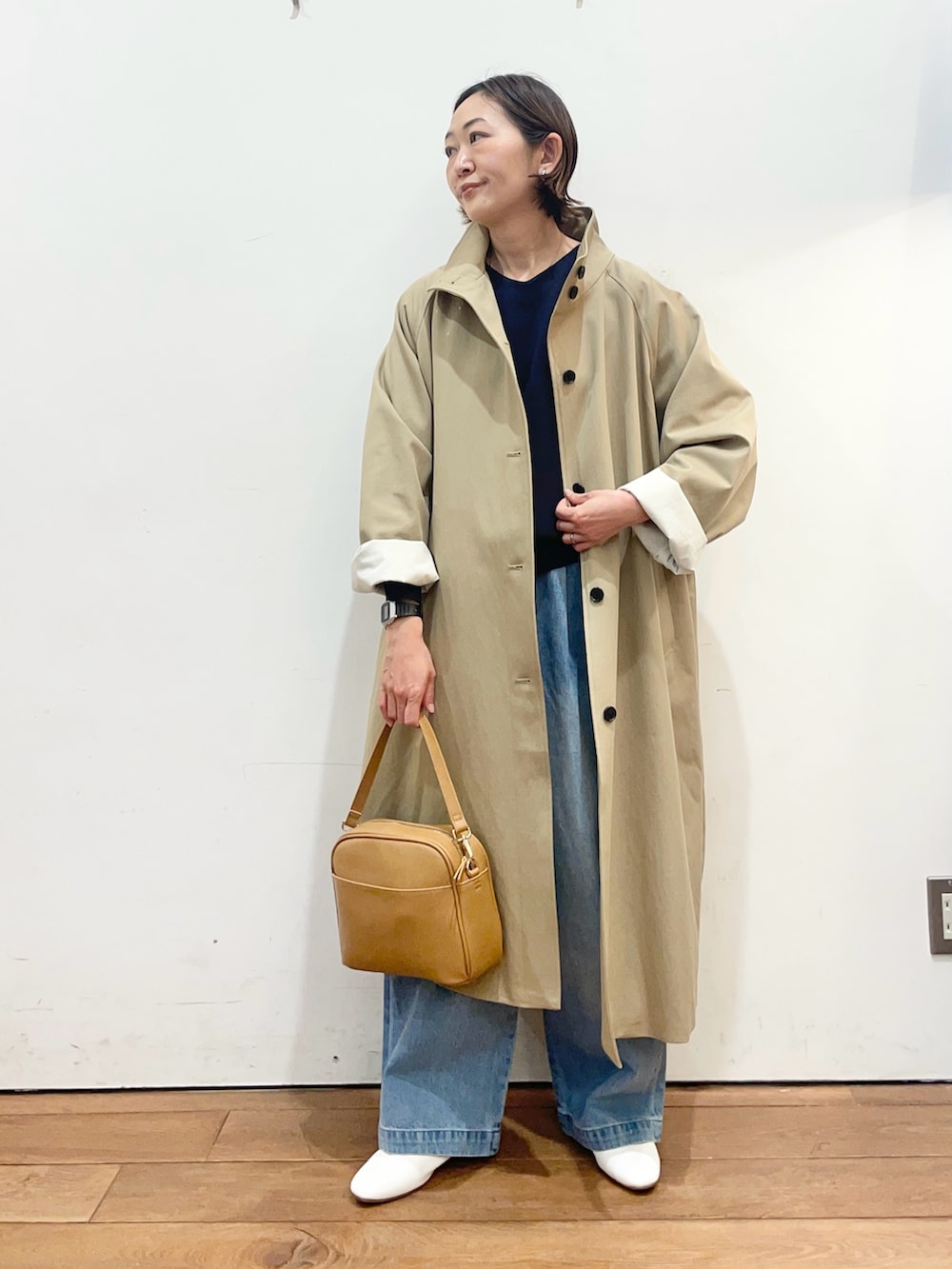 ベージュ系のその他アウター、ブルー系のニット/セーター、ブルー系のデニムパンツを着用したレディースの冬コーディネートの2枚目の写真