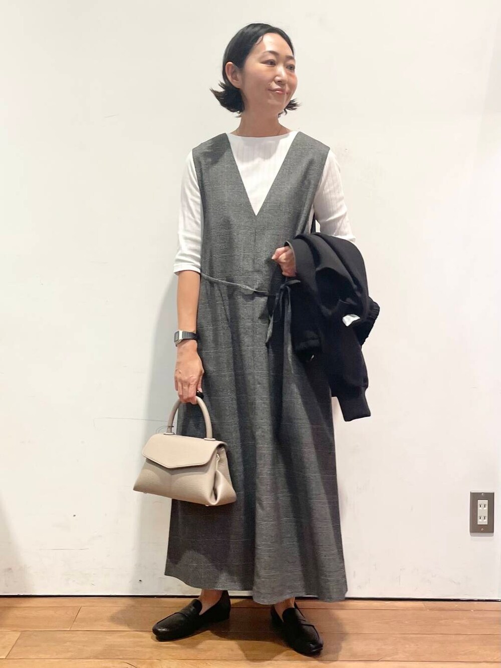 ベージュ系のショルダーバッグ、ホワイト系のTシャツ/カットソー、その他のワンピースを着用したレディースの秋コーディネートの7枚目の写真