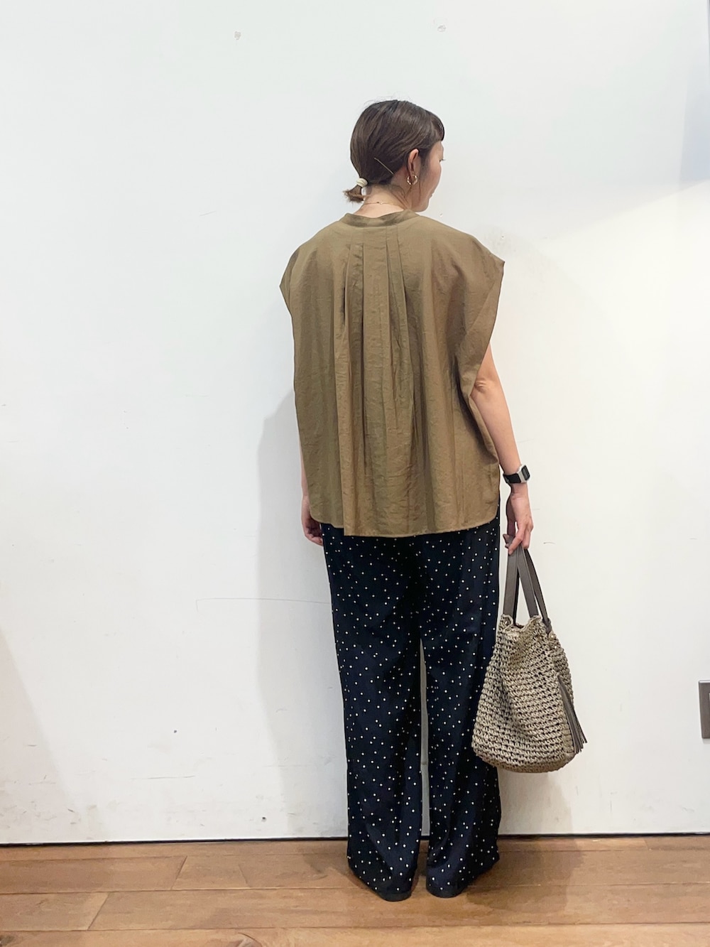 ベージュ系のシャツ/ブラウス、ブルー系のその他パンツ、グレー系のかごバッグを着用したレディースの夏コーディネートの5枚目の写真