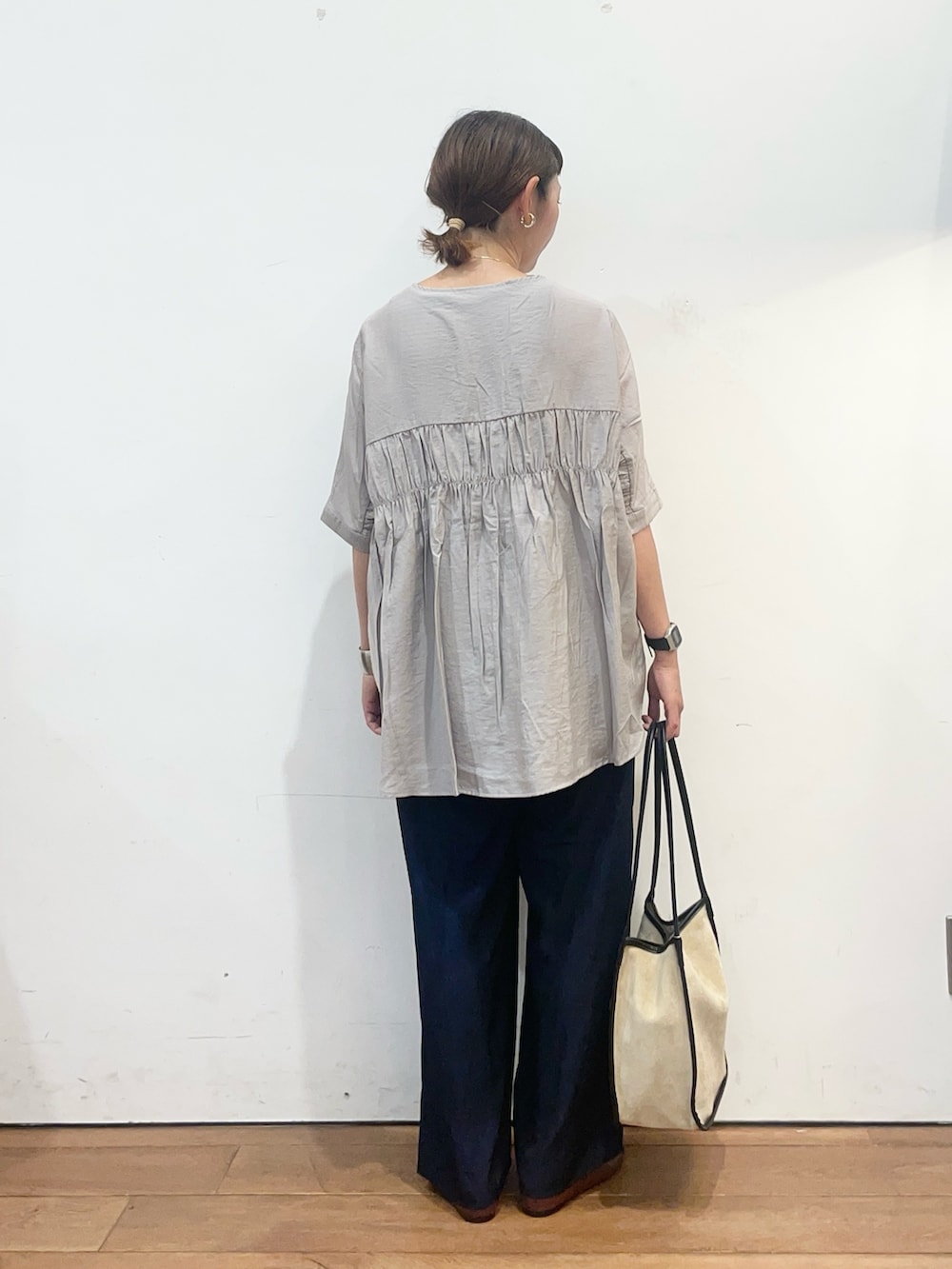 グレー系のシャツ/ブラウス、ブラウン系のパンプス、ベージュ系のトートバッグを着用したレディースの夏コーディネートの5枚目の写真