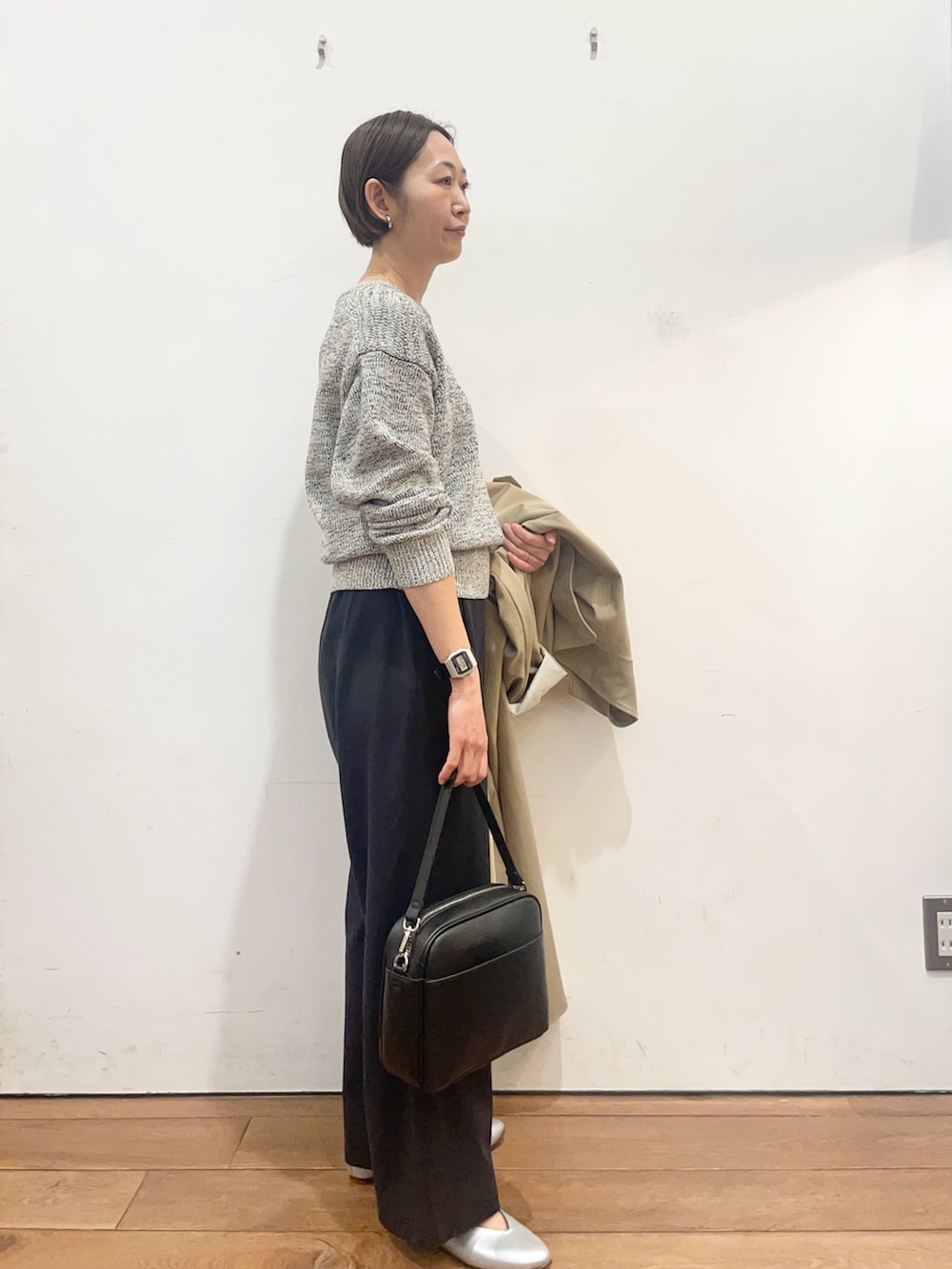 ベージュ系のその他アウター、ブラック系のニット/セーター、シルバー系のパンプスを着用したレディースの春コーディネートの7枚目の写真