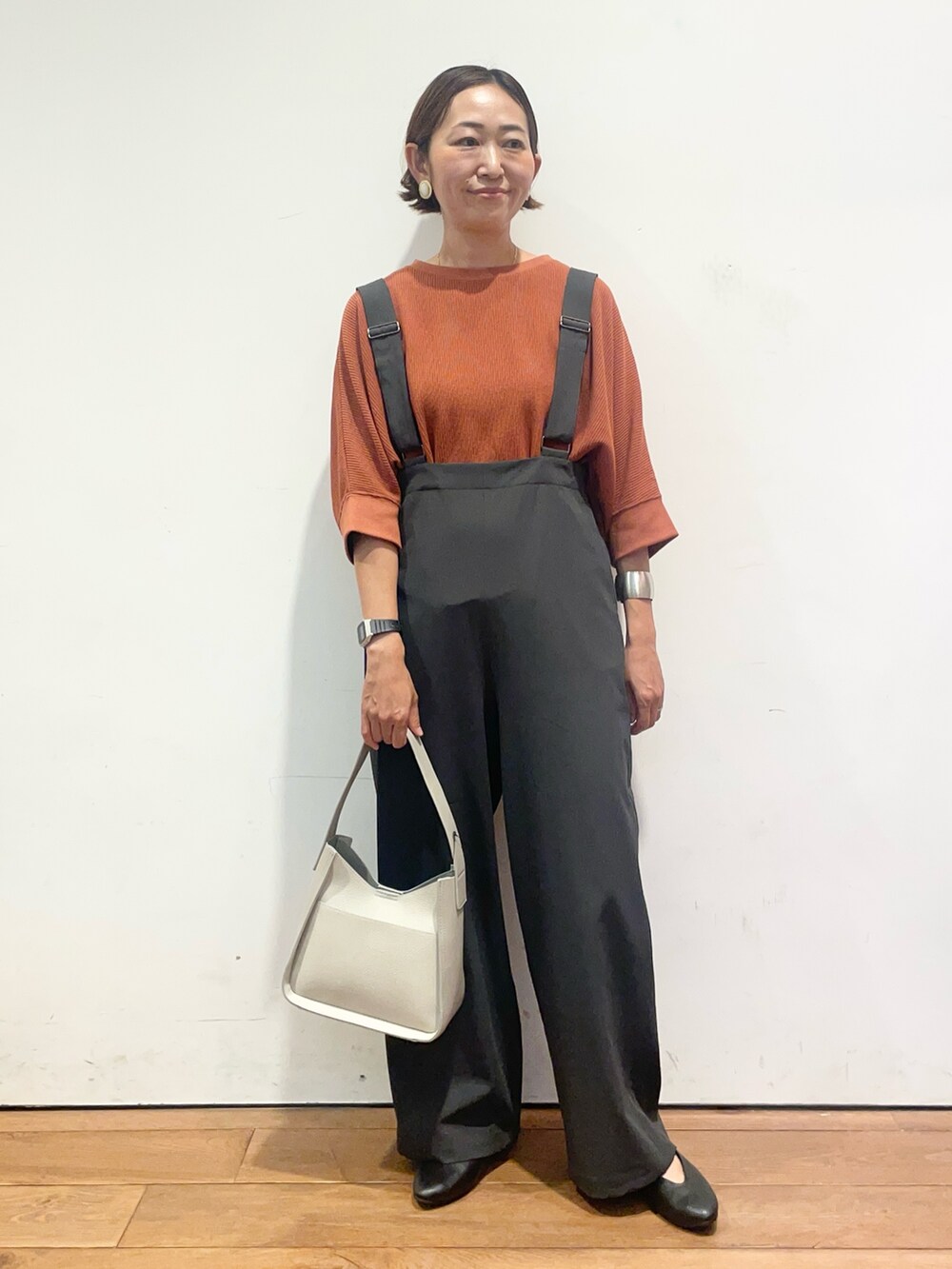 ブラック系のパンプス、グレー系のハンドバッグ、グレー系のその他パンツを着用したレディースの夏コーディネートの3枚目の写真