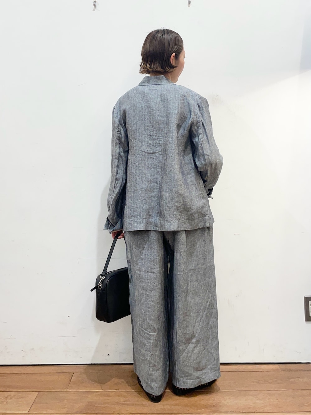 グレー系のその他アウター、ホワイト系のTシャツ/カットソー、ブラック系のサンダルを着用したレディースの春コーディネートの4枚目の写真