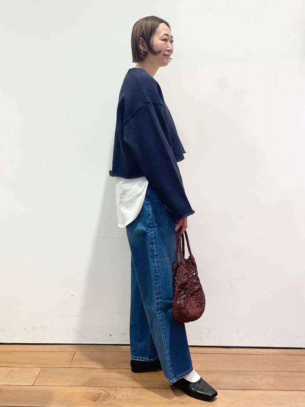 ブルー系のデニムパンツ、ホワイト系のTシャツ/カットソー、ブルー系のTシャツ/カットソーを着用したレディースの春コーディネートの4枚目の写真