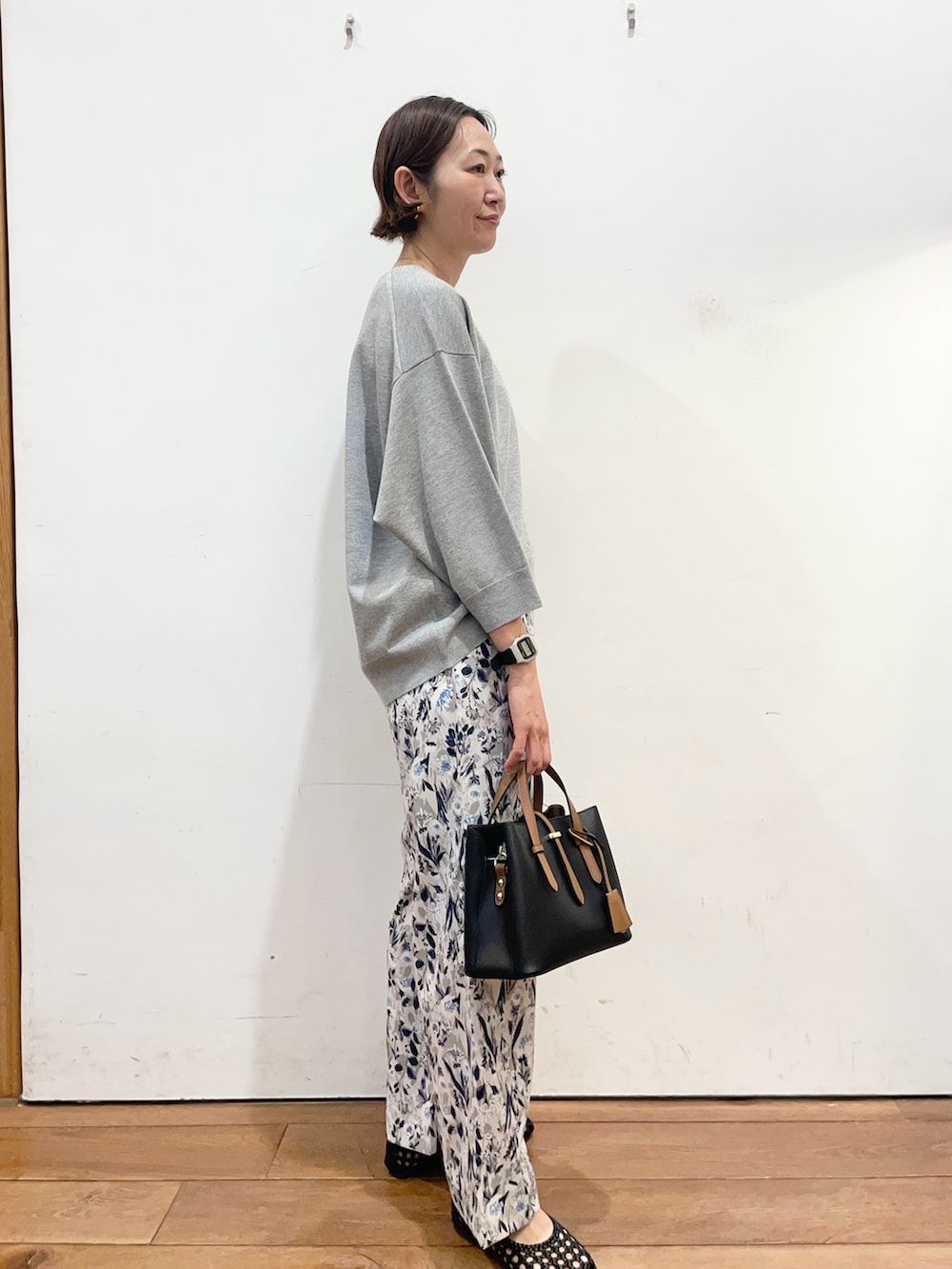 グレー系のTシャツ/カットソー、グレー系のその他パンツ、ブラック系のハンドバッグを着用したレディースの春コーディネートの3枚目の写真