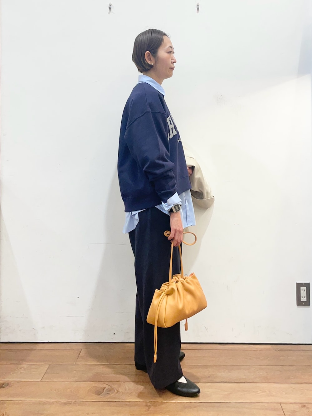 ブルー系のシャツ/ブラウス、ブルー系のスウェット、ブラック系のパンプスを着用したレディースの春コーディネートの3枚目の写真