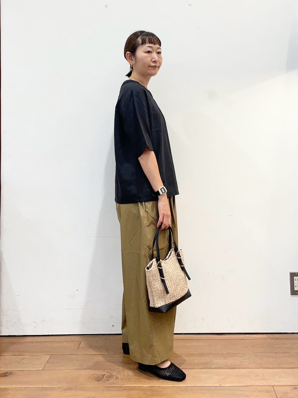 ブラック系のシャツ/ブラウス、ベージュ系のその他パンツ、ブラック系のショルダーバッグを着用したレディースの夏コーディネートの3枚目の写真
