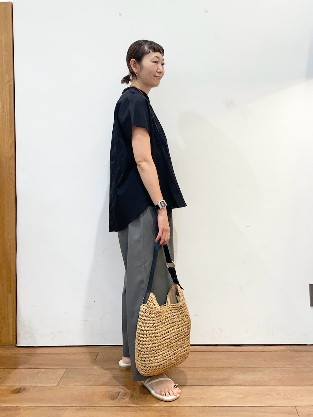 ブラック系のシャツ/ブラウス、グレー系のサンダル、グレー系のその他パンツを着用したレディースの夏コーディネートの4枚目の写真