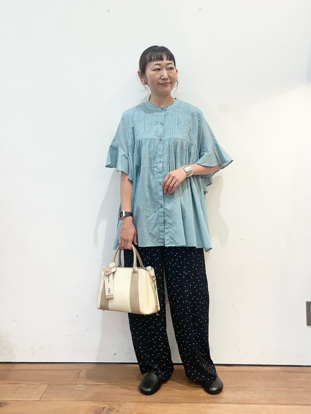 ブルー系のシャツ/ブラウス、ブルー系のその他パンツ、ホワイト系のハンドバッグを着用したレディースの夏コーディネートの2枚目の写真