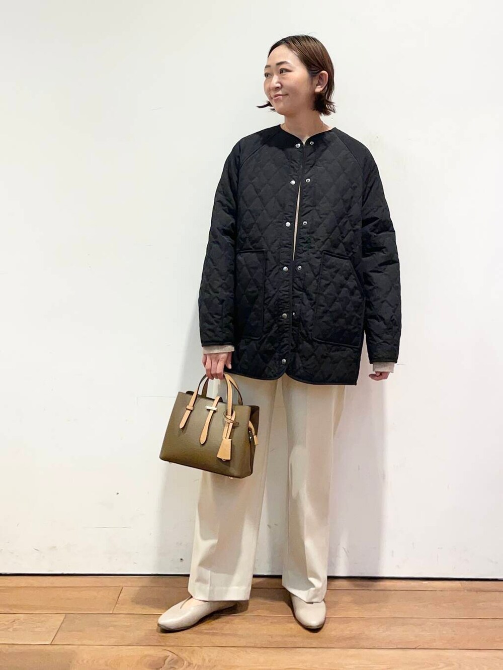 「大人カジュアル、urbanresearchdoors、ママコーデ、アーバンリサーチドアーズ、doors、低身長コーデ、ママファッション、キレイめカジュアル、春のジャケットスタイル」|「RODE SKOの『ドラマ着用商品』チャーム付ミニバッグ Ssize(トートバッグ、ブラウン系)」を使った、urd_nanakoさん(レディース・154cm)の冬コーディネートの7枚目の写真