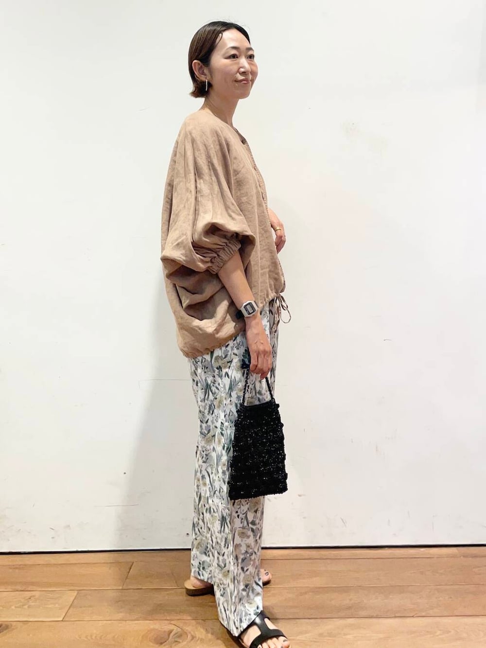 「大人カジュアル、urbanresearchdoors、ママコーデ、アーバンリサーチドアーズ、低身長コーデ、30代、ママファッション、キレイめカジュアル、洒落見えイージーパンツ×サンダル」|「URBAN RESEARCH DOORSのメタリックヤーンショルダーバッグ(ショルダーバッグ、ブラック系)」を使った、urd_nanakoさん(レディース・154cm)の夏コーディネートの4枚目の写真
