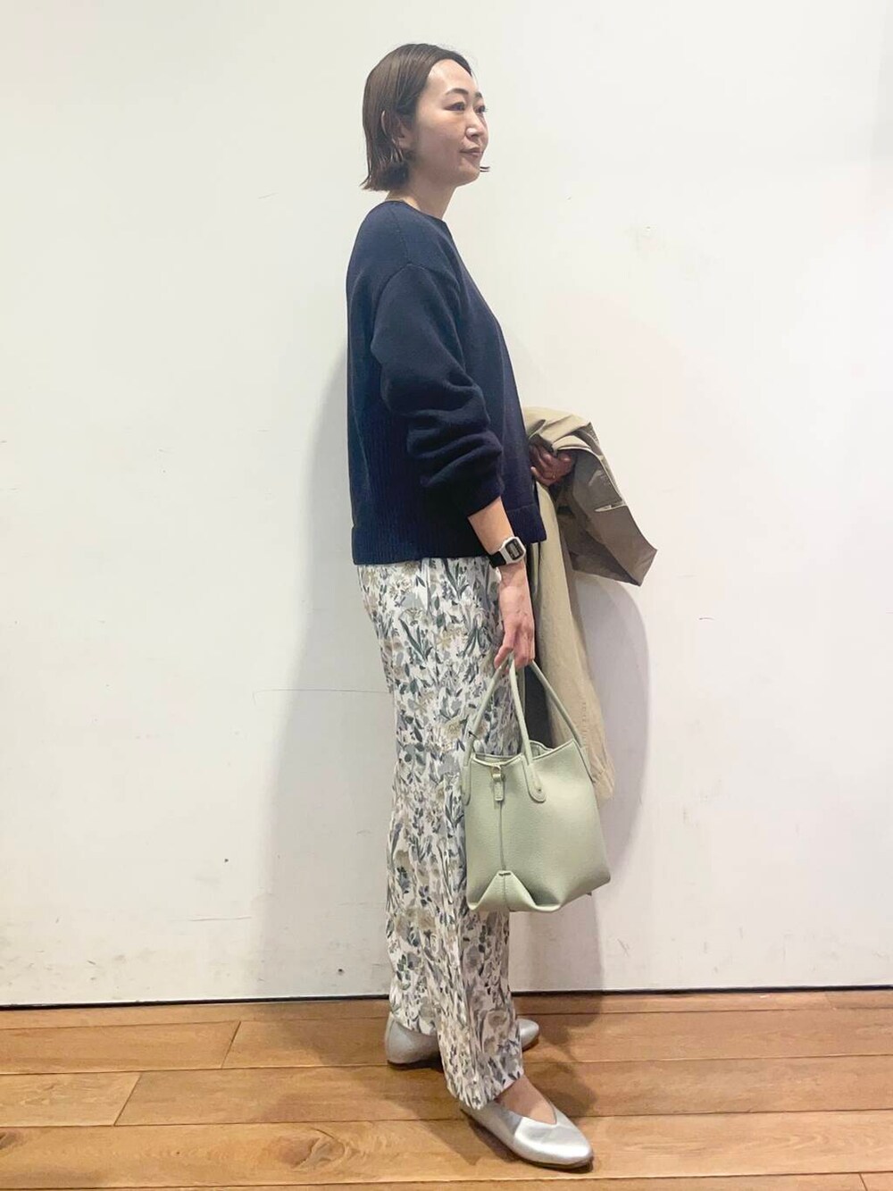 「大人カジュアル、urbanresearchdoors、ママコーデ、アーバンリサーチドアーズ、doors、低身長コーデ、30代、ママファッション、キレイめカジュアル、春アウターコーデ」｜「URBAN RESEARCH DOORSのVカットパンプス（パンプス、シルバー系）」を使った、urd_nanakoさん（レディース・154cm）の春コーディネートの7枚目の写真