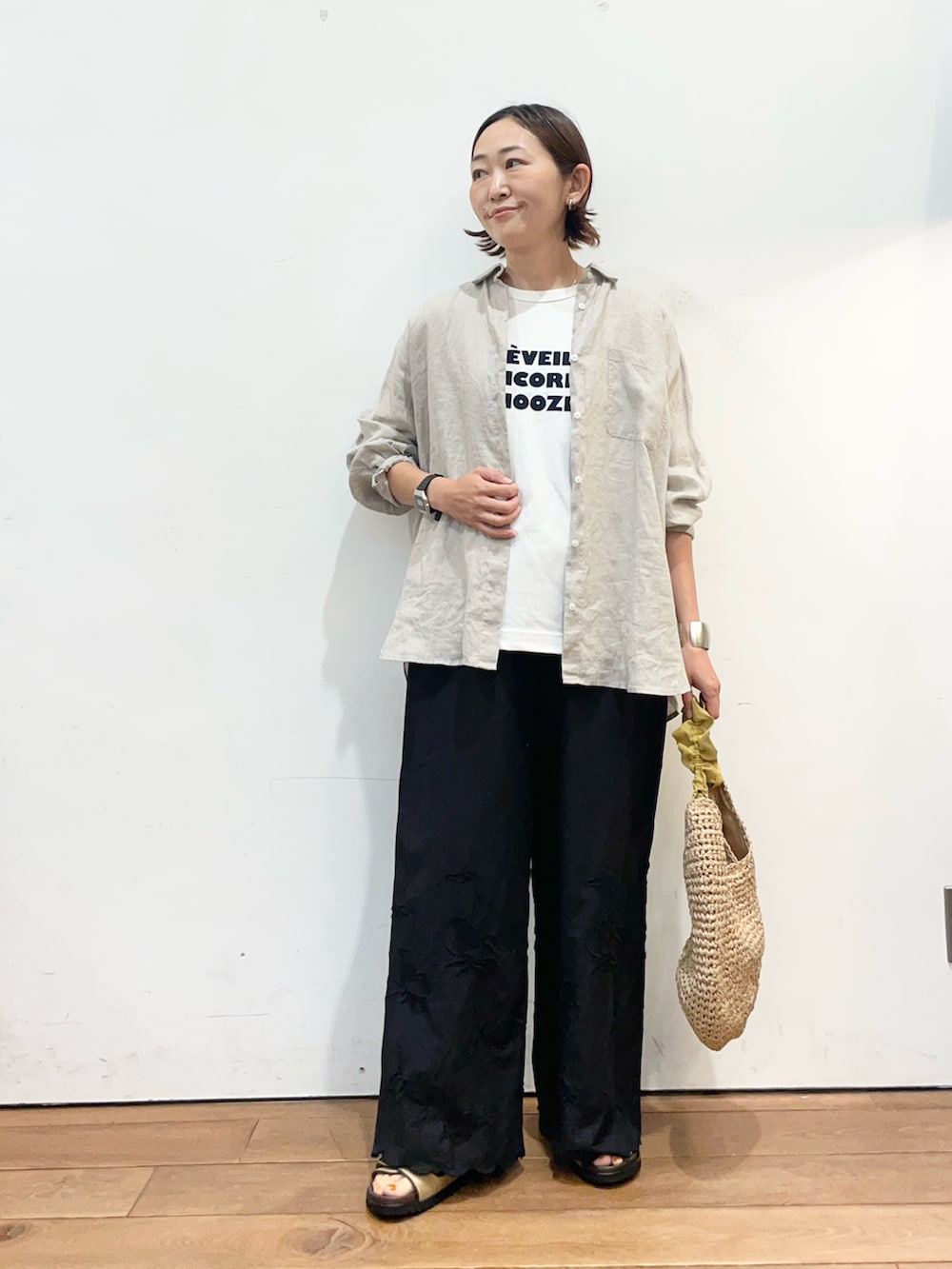 その他のTシャツ/カットソー、グレー系のシャツ/ブラウス、ブラック系のその他パンツを着用したレディースの春コーディネートの3枚目の写真