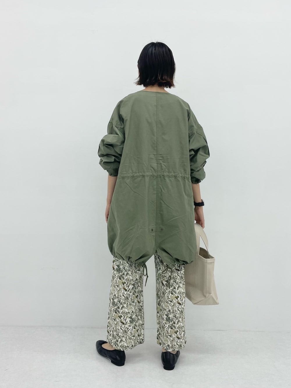 「URBAN RESEARCH DOORS、URBAN RESEARCH DOORS WOMENS、アーバンリサーチドアーズ、ママコーデ、春アウター、モッズコート、30代コーデ、きれいめカジュアル、キレイめカジュアル」｜「URBAN RESEARCH DOORSのやわらかバレエシューズ（パンプス、ブラック系）」を使った、urd_nanakoさん（レディース・154cm）の春コーディネートの5枚目の写真