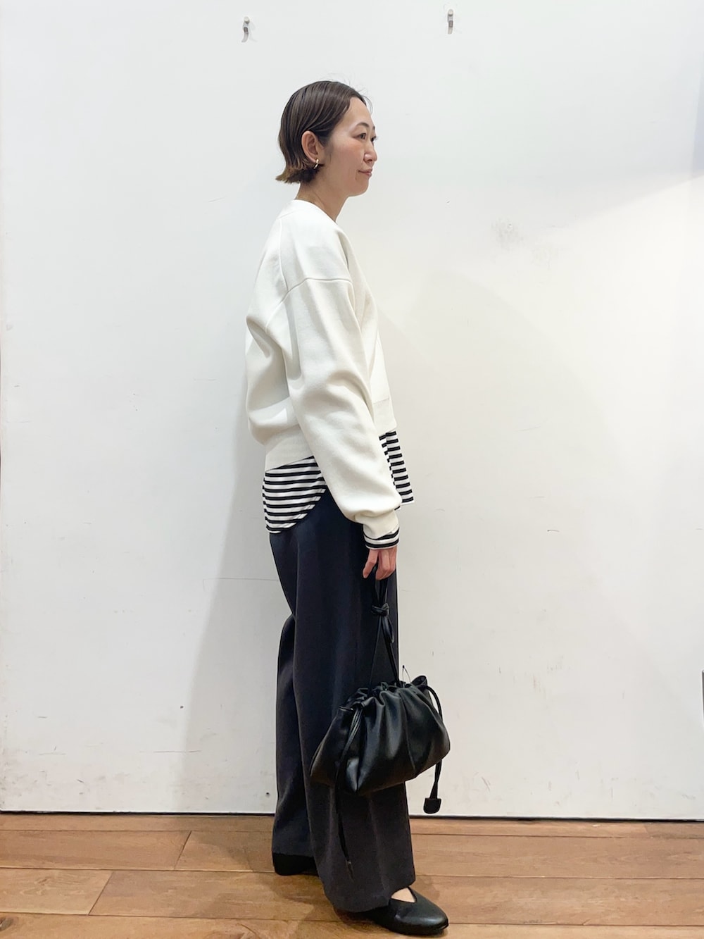 ホワイト系のカーディガン/ボレロ、ホワイト系のTシャツ/カットソー、グレー系のその他パンツを着用したレディースの春コーディネートの3枚目の写真