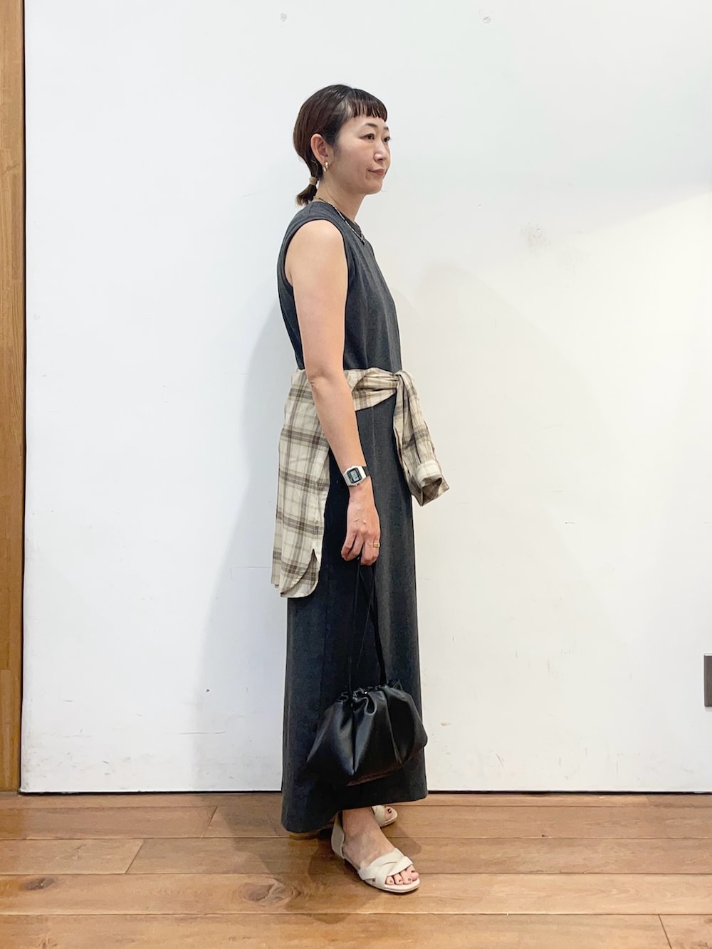 グレー系のワンピース、ベージュ系のシャツ/ブラウス、ブラック系のショルダーバッグを着用したレディースの夏コーディネートの3枚目の写真