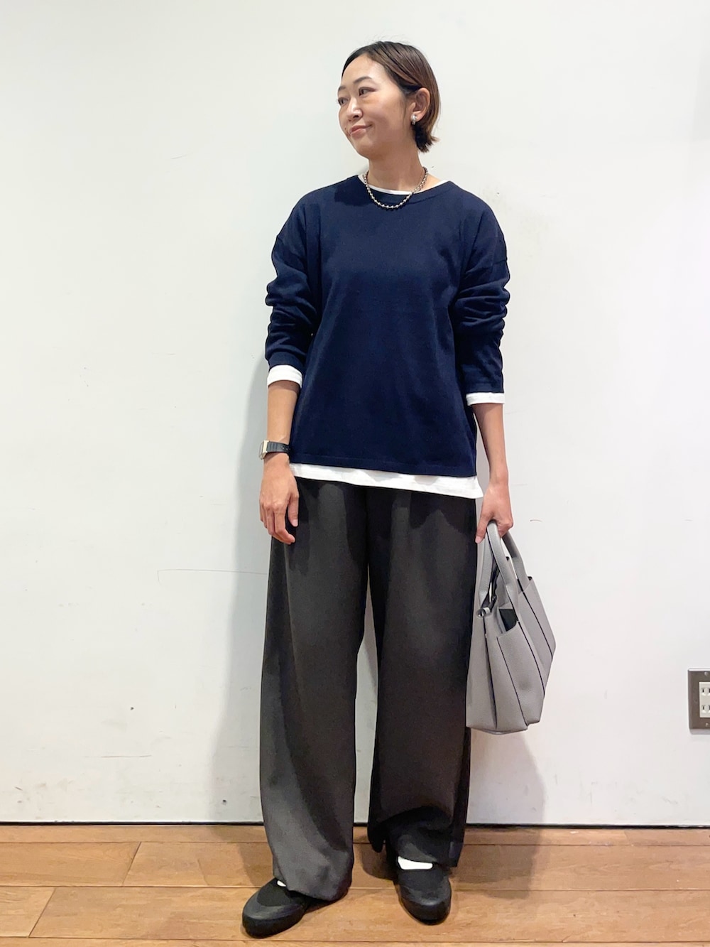 ブルー系のニット/セーター、グレー系のトートバッグ、ブラック系のバレエシューズを着用したレディースの秋コーディネートの3枚目の写真