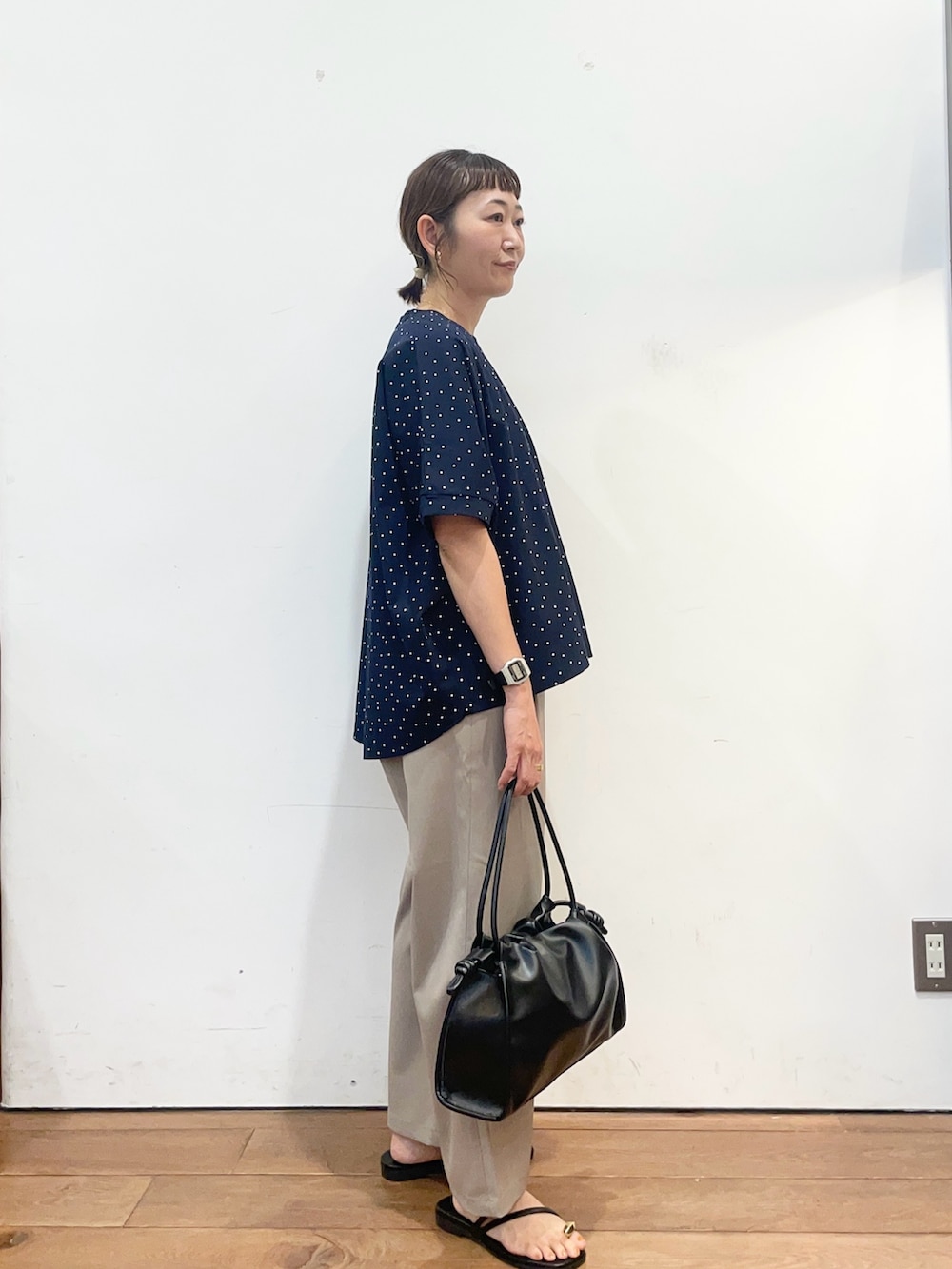 ブルー系のTシャツ/カットソー、ベージュ系のその他パンツ、ブラック系のトートバッグを着用したレディースの夏コーディネートの3枚目の写真