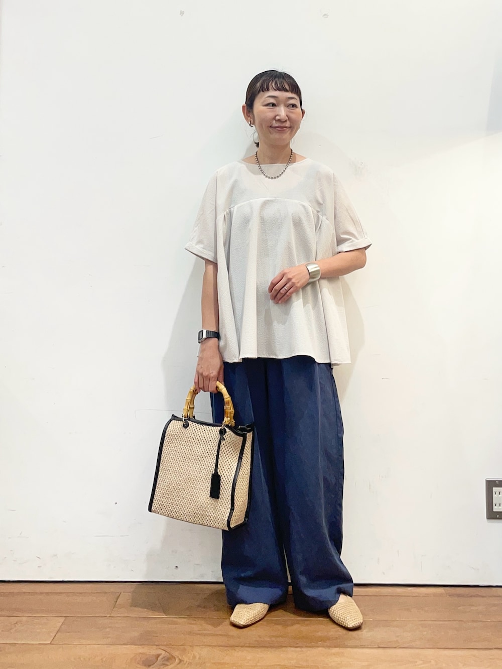 グレー系のシャツ/ブラウス、ベージュ系のバレエシューズ、ブルー系のその他パンツを着用したレディースの夏コーディネートの2枚目の写真