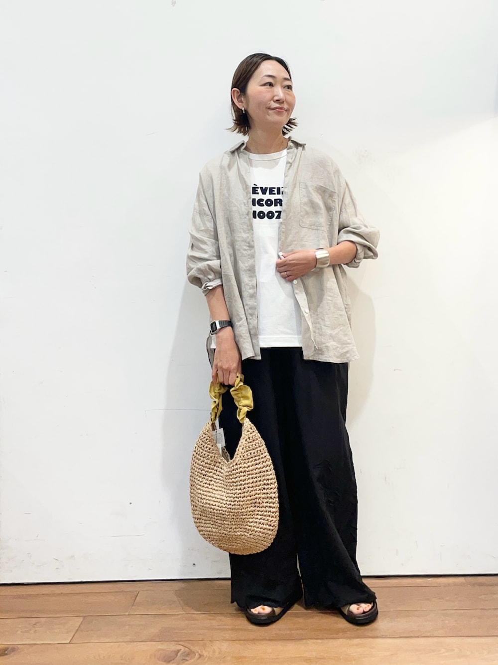 その他のTシャツ/カットソー、グレー系のシャツ/ブラウス、ブラック系のその他パンツを着用したレディースの春コーディネートの2枚目の写真