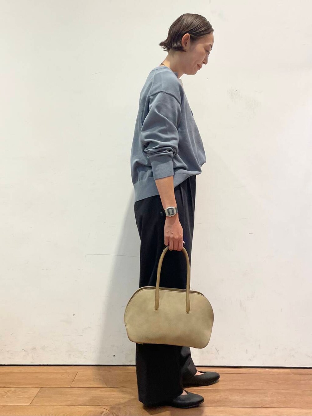 ブラック系のパンプス、ベージュ系のハンドバッグ、ホワイト系のTシャツ/カットソーを着用したレディースの秋コーディネートの7枚目の写真