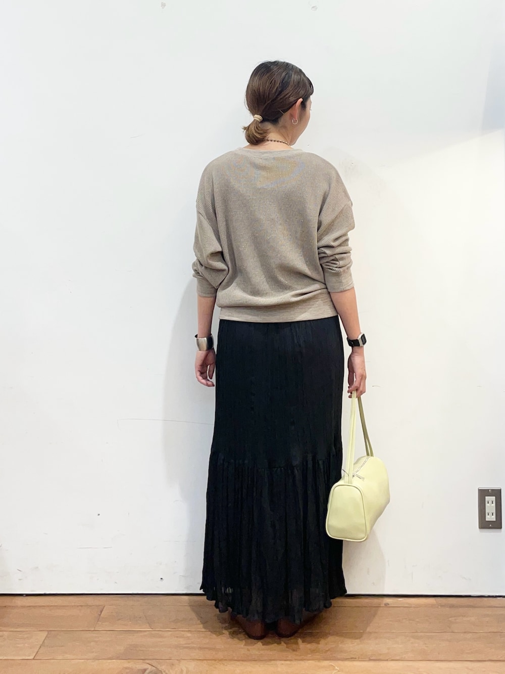 ベージュ系のカーディガン/ボレロ、ブラック系のスカート、ブラウン系のパンプスを着用したレディースの秋コーディネートの4枚目の写真
