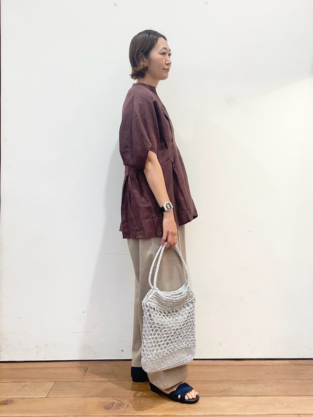 レッド系のシャツ/ブラウス、ベージュ系のその他パンツ、ブルー系のサンダルを着用したレディースの春コーディネートの4枚目の写真