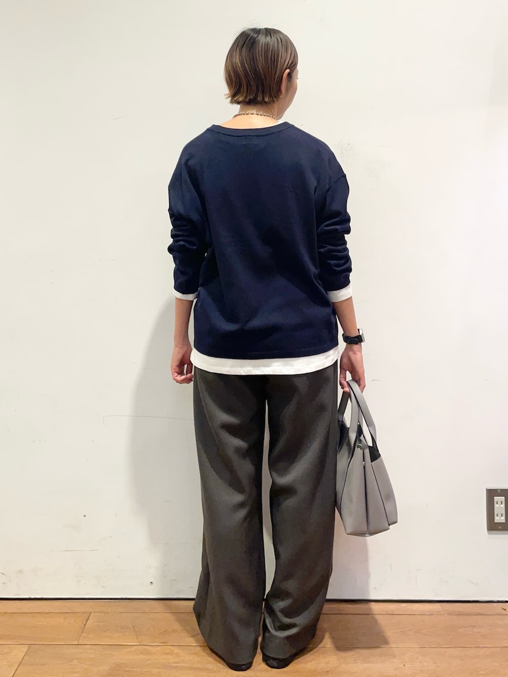 ブルー系のニット/セーター、グレー系のトートバッグ、ブラック系のバレエシューズを着用したレディースの秋コーディネートの5枚目の写真