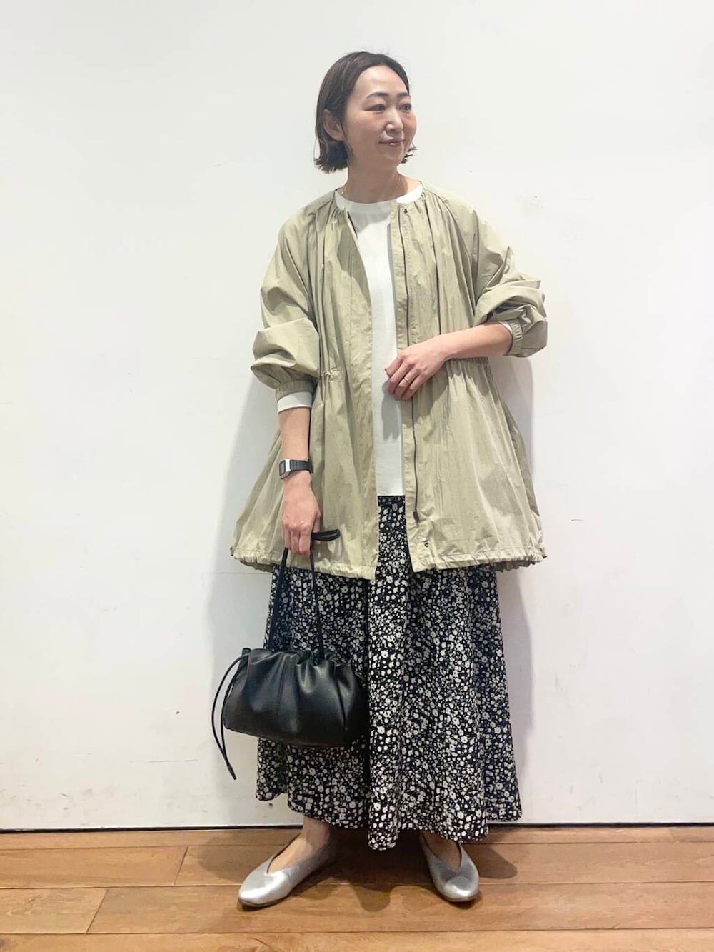 「大人カジュアル、urbanresearchdoors、ママコーデ、アーバンリサーチドアーズ、doors、低身長コーデ、30代、ママファッション、春カラーコーデ、キレイめカジュアル」|「URBAN RESEARCH DOORSのVカットパンプス(パンプス、シルバー系)」を使った、urd_nanakoさん(レディース・154cm)の春コーディネートの2枚目の写真