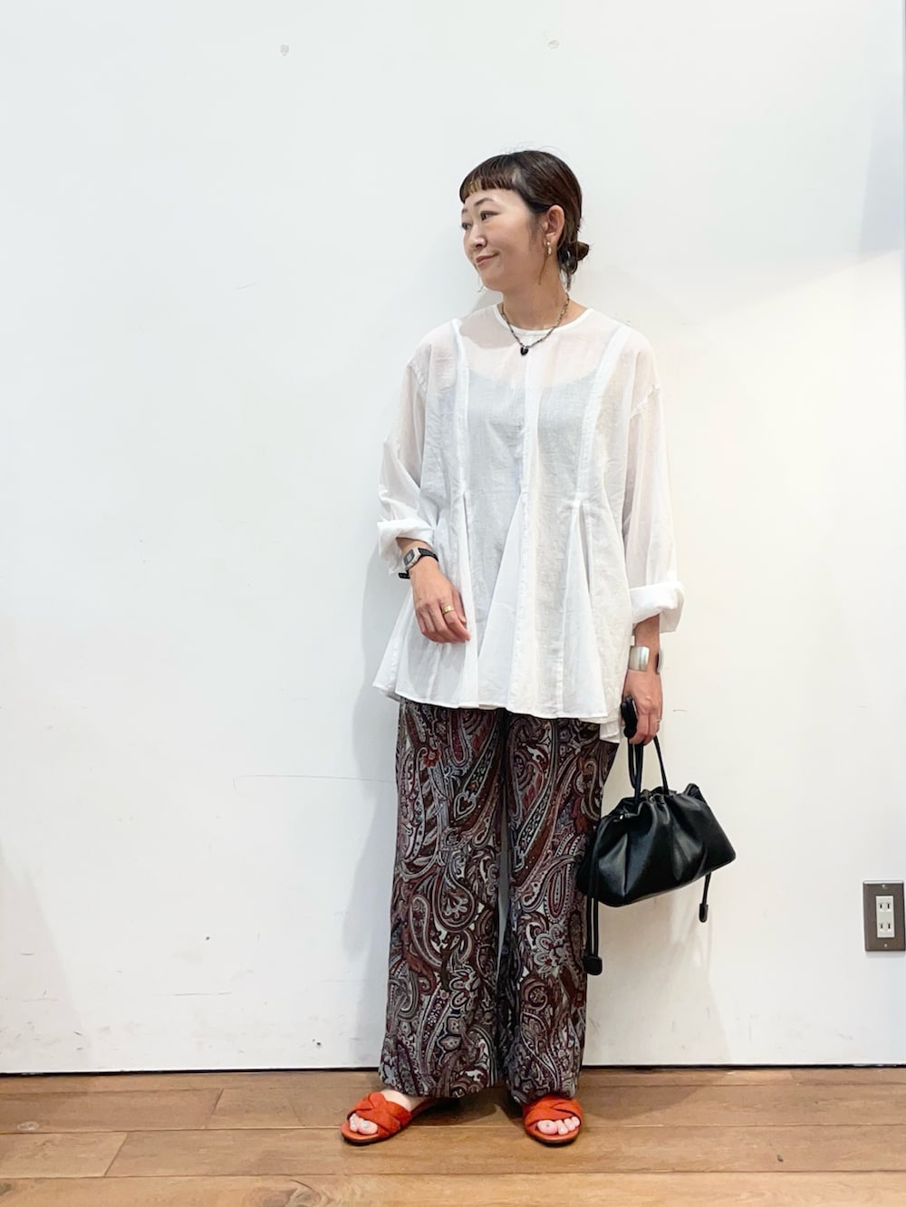 ホワイト系のシャツ/ブラウス、レッド系のその他パンツ、ブラック系のショルダーバッグを着用したレディースの夏コーディネートの3枚目の写真