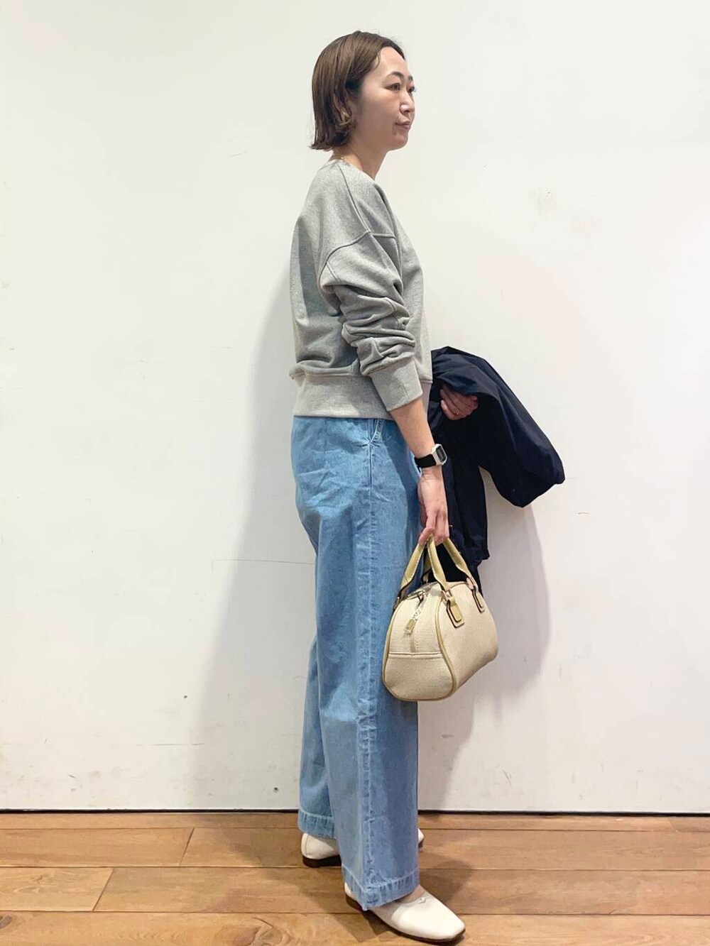 「大人カジュアル、urbanresearchdoors、ママコーデ、アーバンリサーチドアーズ、doors、低身長コーデ、30代、ママファッション、キレイめカジュアル、最旬スウェットコーデ」｜「URBAN RESEARCH DOORSのコンパクトラメスウェット（スウェット、グレー系）」を使った、urd_nanakoさん（レディース・154cm）の春コーディネートの8枚目の写真