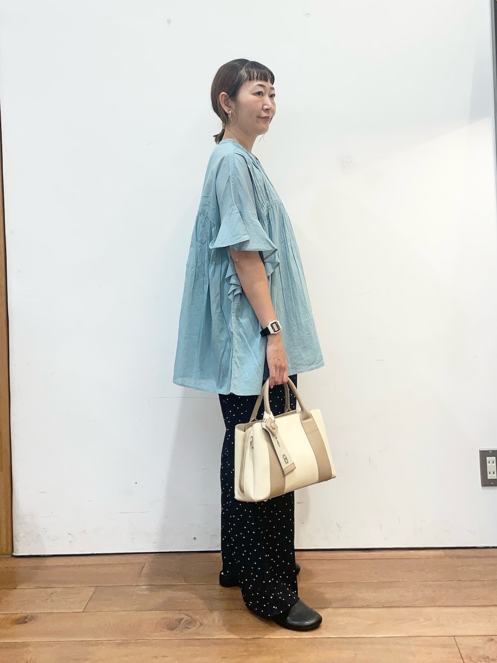 ブルー系のシャツ/ブラウス、ブルー系のその他パンツ、ホワイト系のハンドバッグを着用したレディースの夏コーディネートの3枚目の写真