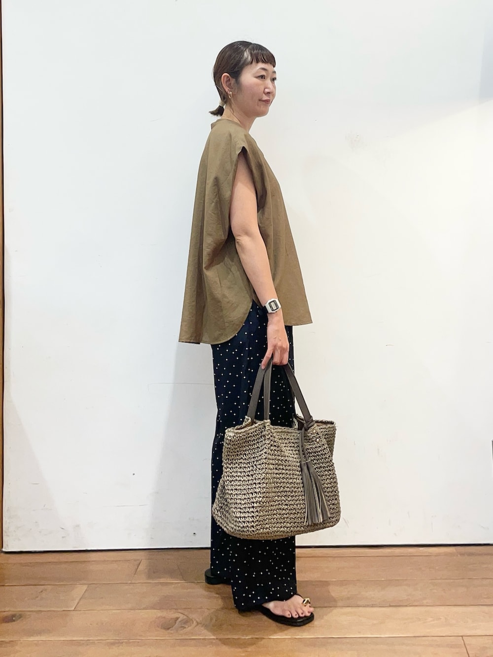 ベージュ系のシャツ/ブラウス、ブルー系のその他パンツ、グレー系のかごバッグを着用したレディースの夏コーディネートの4枚目の写真