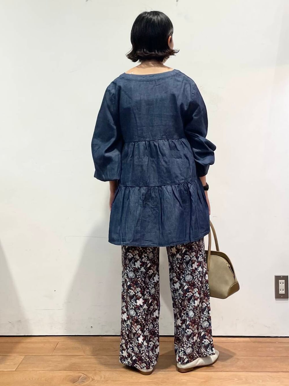 ブラウン系のバレエシューズ、レッド系のその他パンツ、ベージュ系のハンドバッグを着用したレディースの秋コーディネートの6枚目の写真