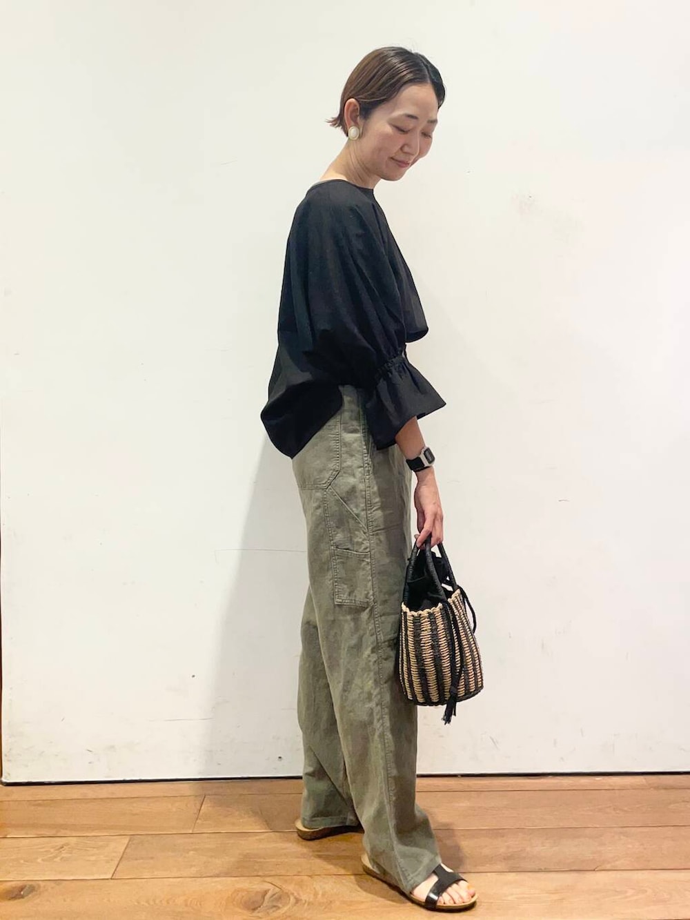 「大人カジュアル、urbanresearchdoors、ママコーデ、アーバンリサーチドアーズ、低身長コーデ、30代、ママファッション、キレイめカジュアル、リネン着こなし術」｜「URBAN RESEARCH DOORSの巾着カゴバッグ（ハンドバッグ、ブラック系）」を使った、urd_nanakoさん（レディース・154cm）の夏コーディネートの5枚目の写真