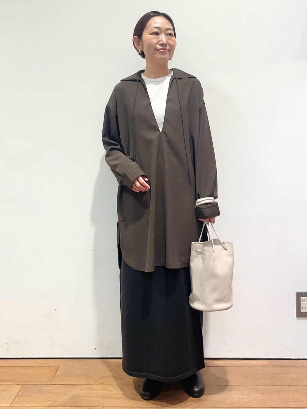 ブラック系のブーツ、ブラウン系のシャツ/ブラウス、グレー系のショルダーバッグを着用したレディースの秋コーディネートの3枚目の写真