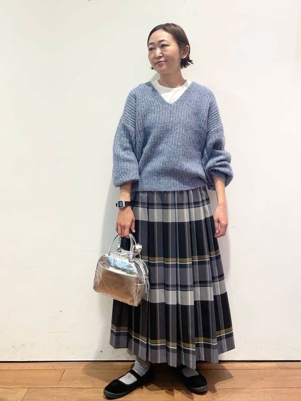 ブラック系のスカート、シルバー系のショルダーバッグ、ブラック系のショルダーバッグを着用したレディースの冬コーディネートの2枚目の写真