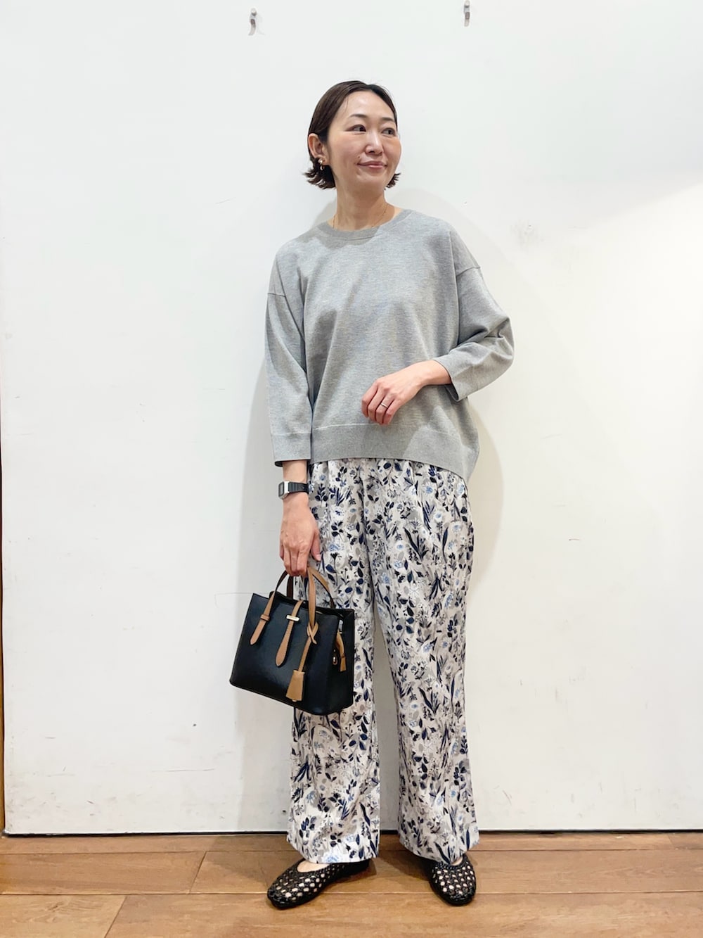 グレー系のTシャツ/カットソー、グレー系のその他パンツ、ブラック系のハンドバッグを着用したレディースの春コーディネートの2枚目の写真