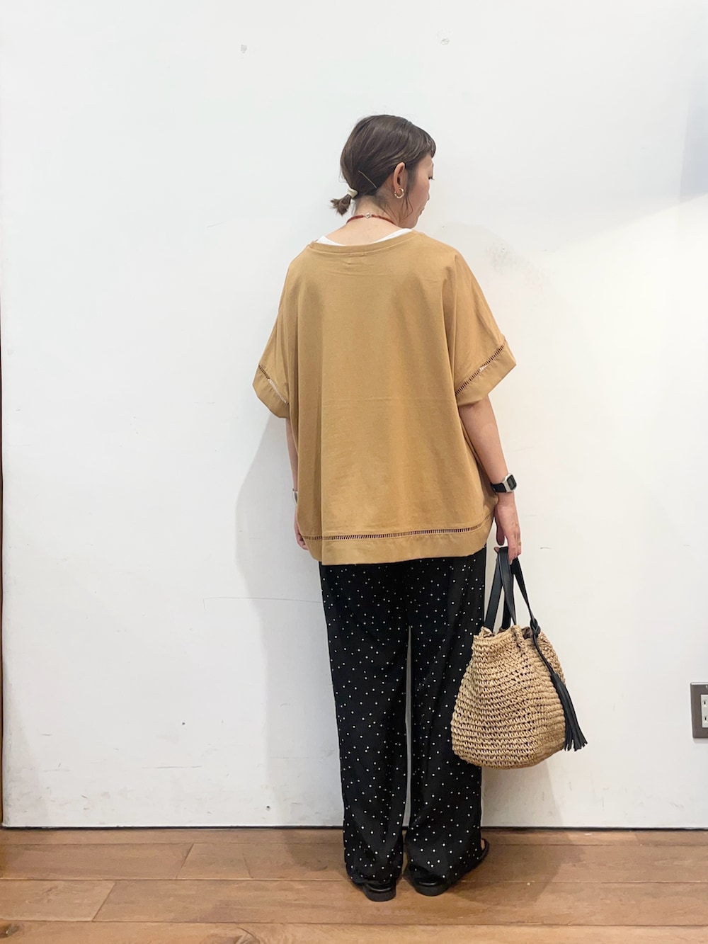 イエロー系のTシャツ/カットソー、ブラック系のその他パンツ、イエロー系のかごバッグを着用したレディースの夏コーディネートの4枚目の写真