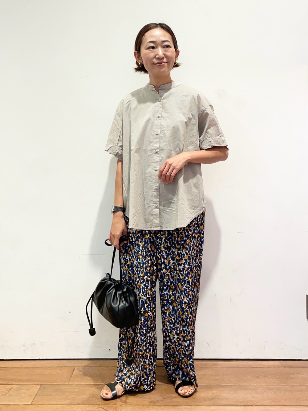 ブラック系のサンダル、ブラック系のショルダーバッグ、ブルー系のその他パンツを着用したレディースの夏コーディネートの2枚目の写真