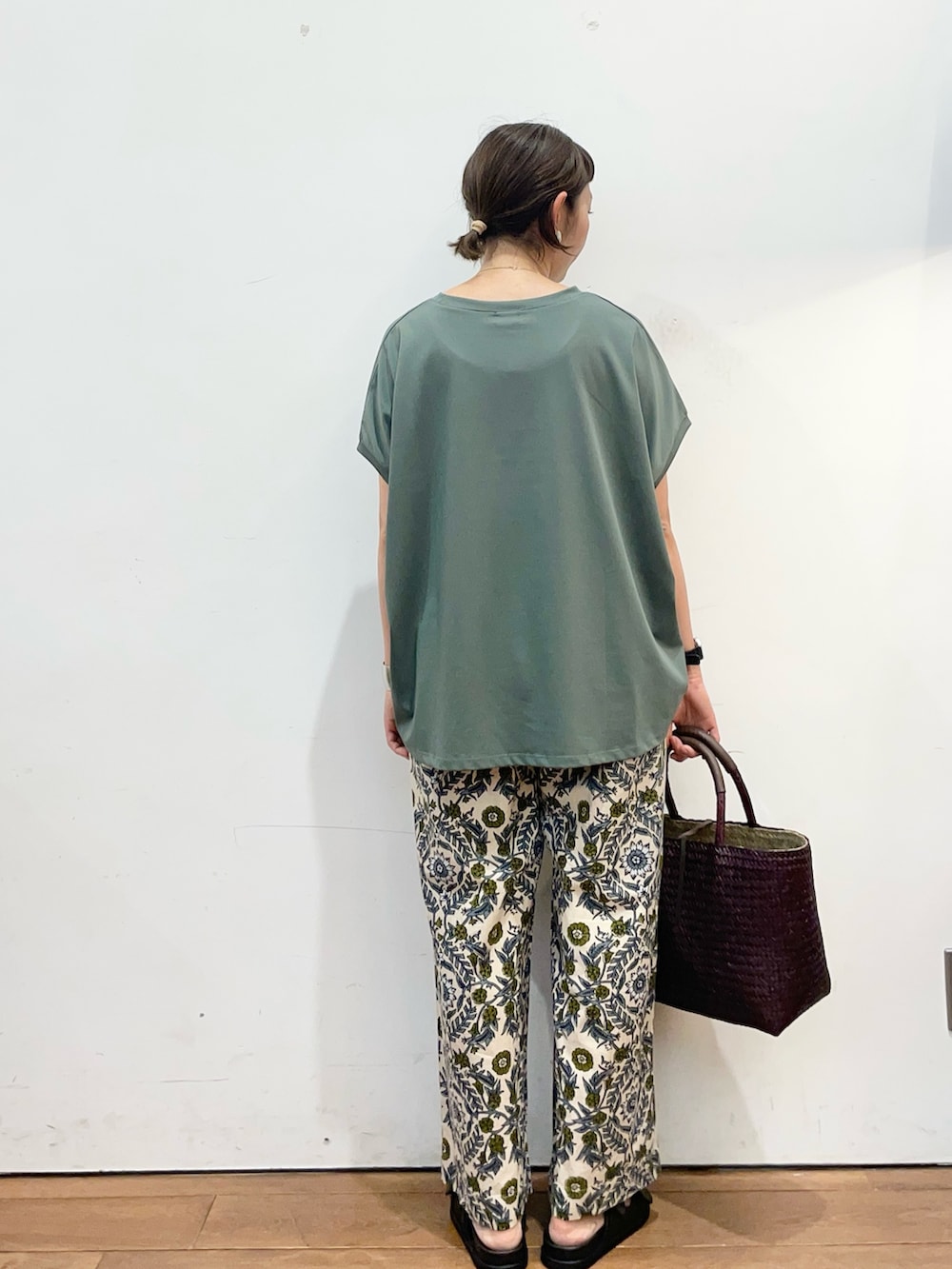 グリーン系のTシャツ/カットソー、ベージュ系のその他パンツ、ブラック系のサンダルを着用したレディースの夏コーディネートの4枚目の写真