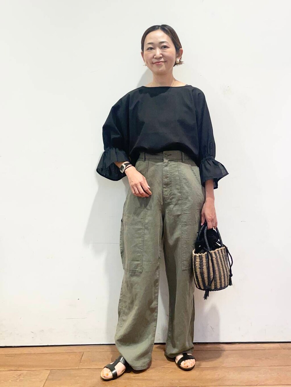 「大人カジュアル、urbanresearchdoors、ママコーデ、アーバンリサーチドアーズ、低身長コーデ、30代、ママファッション、キレイめカジュアル、リネン着こなし術」｜「URBAN RESEARCH DOORSの巾着カゴバッグ（ハンドバッグ、ブラック系）」を使った、urd_nanakoさん（レディース・154cm）の夏コーディネートの4枚目の写真