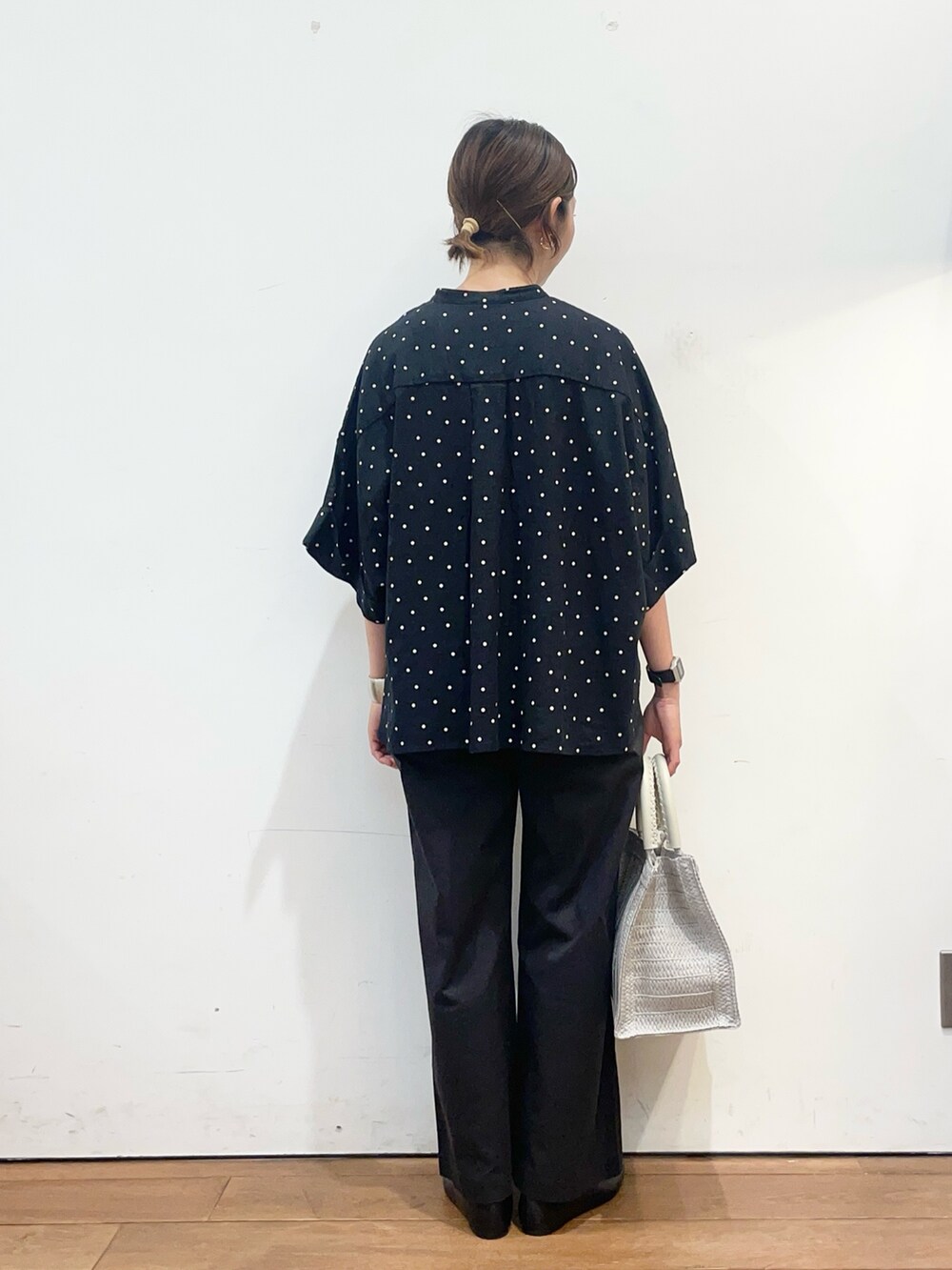 ブラック系のシャツ/ブラウス、ブラック系のその他パンツ、グレー系のハンドバッグを着用したレディースの春コーディネートの4枚目の写真