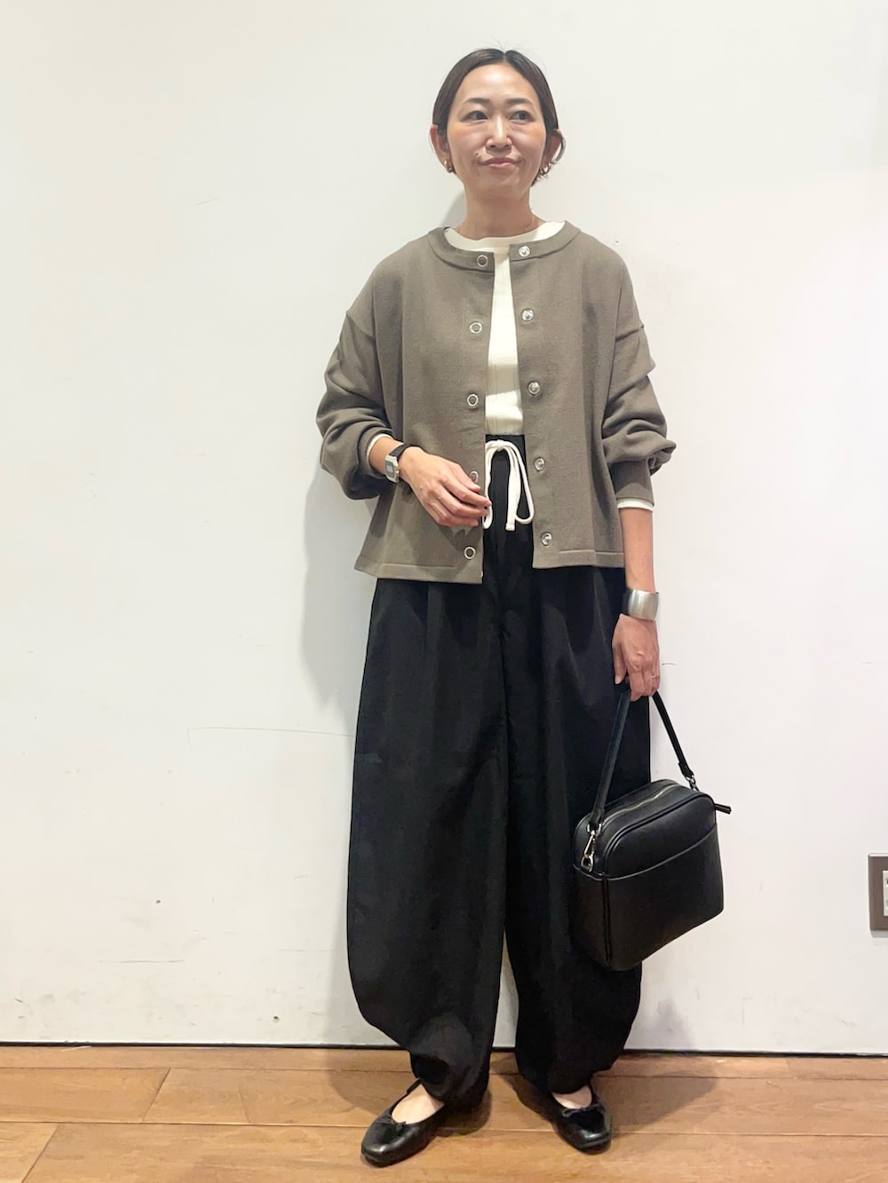 ホワイト系のTシャツ/カットソー、ブラック系のその他パンツ、ブラック系のショルダーバッグを着用したレディースの秋コーディネートの2枚目の写真